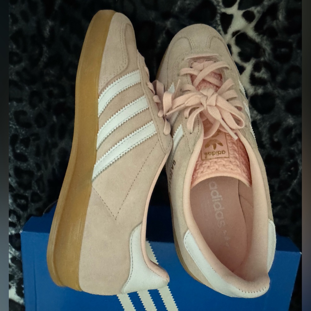 Adidas Pink and White Sneakers Retro Design GAZELLE INDOOR SHOES
Sz: 7.5 women - Picture 4 of 8